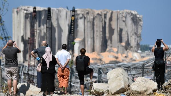 Pessoas olham para destroços de silo em Beirute