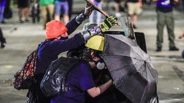 Manifestantes em Kenosha na noite passada.
