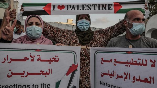 Palestinianos protestam contra a assinatura do Acordo de Abraão.