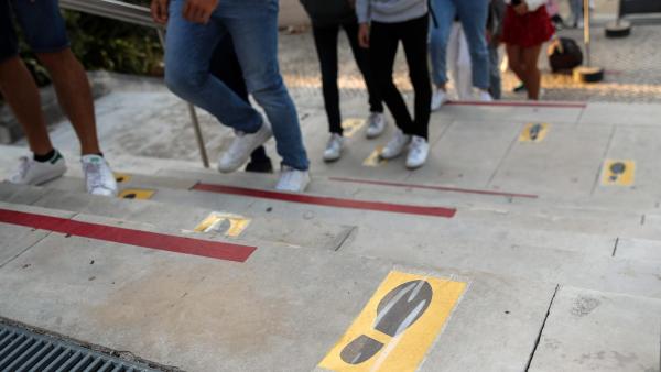 Alunos à entrada da Escola Secundária Infanta Dona Maria no início das aulas. Foto de Paulo Novais/Lusa.