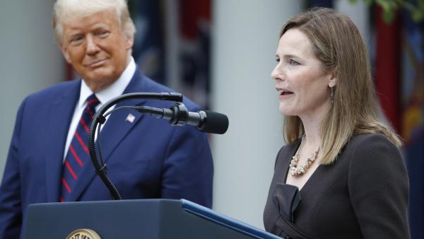 A juíza Amy Coney Barrett discursa nos jardins da Casa Branca após a nomeação para o Supremo Tribunal dos Estados Unidos da América.