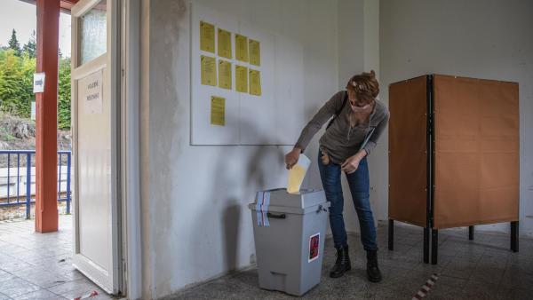 Eleitora vota nas eleições checas. Outubro de 2020. Foto de MARTIN DIVISEK/EPA/Lusa.
