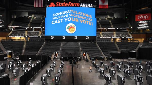 O State Farm Arena em Atlanta, iGeorgia, é um dos locais oficiais para a votação antecipada. Outubro de 2020. Foto de JOHN AMIS/EPA/Lusa.