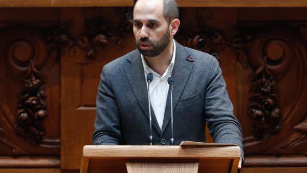 Pedro Filipe Soares no Plenário do Parlamento. Foto de António Cotrim/Lusa.