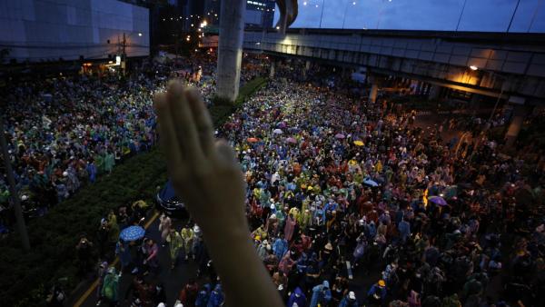 Manifestantes em Banguecoque. Outubro de 2020. Foto de NARONG SANGNAK/EPA/Lusa.