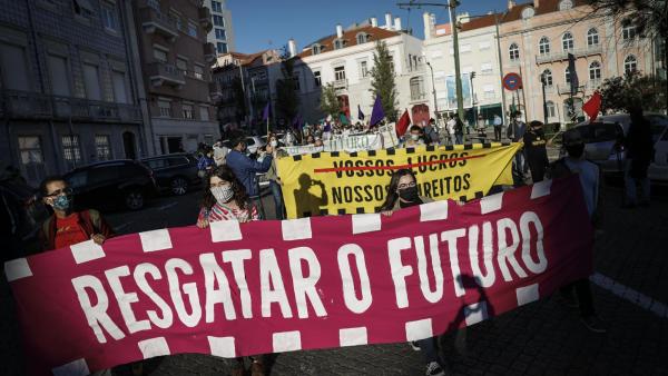 Manifestação "Resgatar o Futuro, não o lucro". Outubro de 2020. Foto de RODRIGO ANTUNES/LUSA.