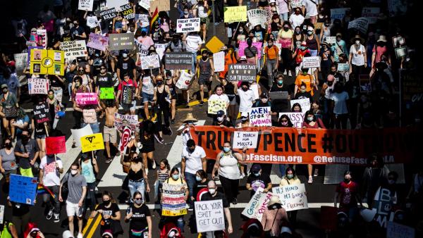 Marcha das mulheres em Los Angeles. Outubro de 2020. Foto de ETIENNE LAURENT/EPA/Lusa.