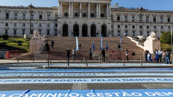 Protesto da Fenprof em frente ao Parlamento. Foto de António Cotrim/Lusa.