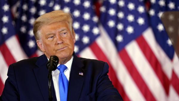 Trump na noite eleitoral a reclamar vitória mas a dizer que está a ser roubado. Foto de CHRIS KLEPONIS/EPA/Lusa.