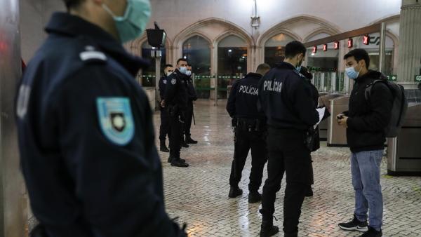 Estado de emergência. Controlo policial na estação do Rossio. Novembro de 2020. Foto de Tiago Petinga/Lusa.