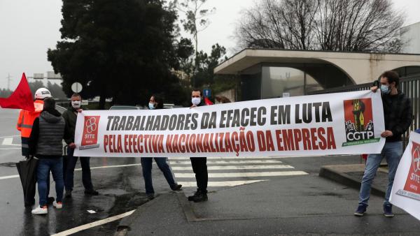 Grupo de trabalhadores reunidos perto das instalações da Efacec em Leça do Balio, Matosinhos.