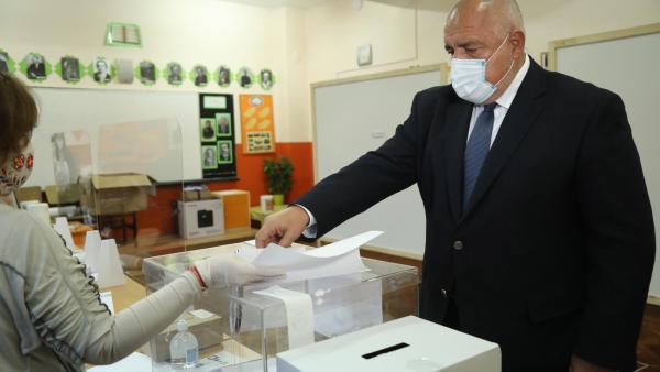 Boyko Borissov, primeiro-ministro búlgaro vota nas eleições legislativas. Foto do Gabinete de Imprensa do governo/EPA/Lusa.