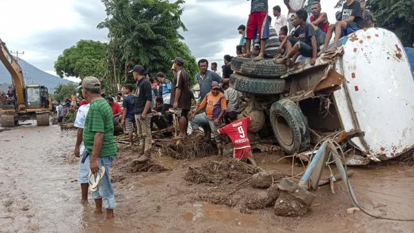 Rescaldo das cheias em Adonara, Indonésia. Foto de ROY RG/EPA/Lusa.
