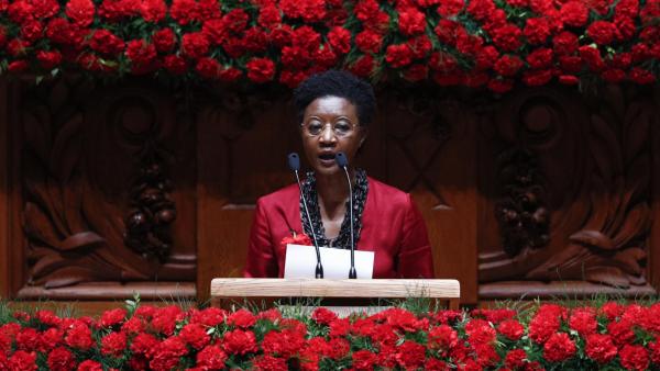 Beatriz Gomes Dias discursa na sessão comemorativa do 25 de Abril. Foto de António Cotrim/Lusa.