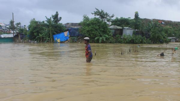 Campo de refugiados Rohingya inundado na região do Bazar de Cox. Foto de TANBIRUL MIRAJ RIPON/EPA/Lusa.
