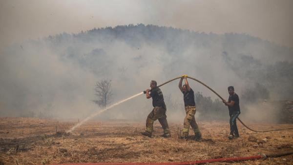 Bombeiros combate incêndio na Turquia. Foto de ERDEM SAHIN/EPA/Lusa.