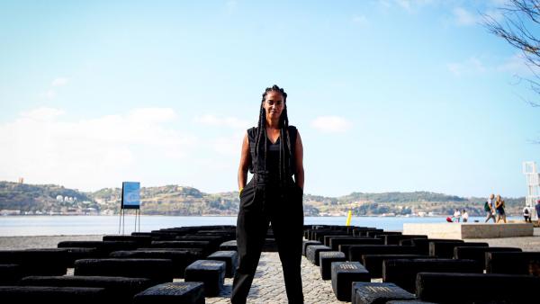 Grada Kilomba junto à sua obra. Foto de Nuno Fox/Lusa.