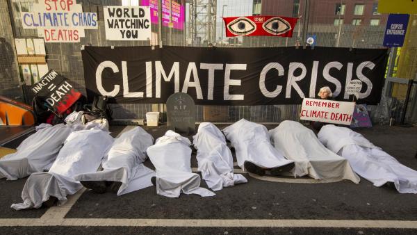 A Comissão lembra que África é o continente que mais sofre com os efeitos das alterações climáticas apesar de produzir 4% das emissões mundiais de gases poluentes.