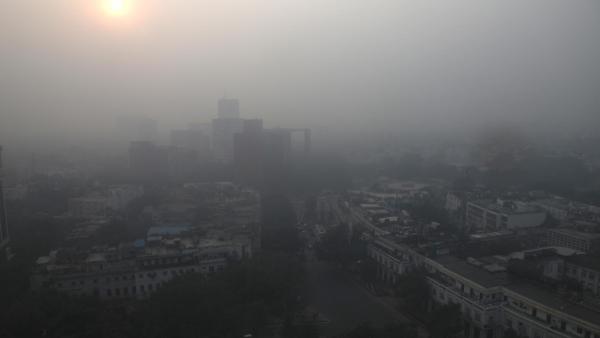 O "smog" cobre a capital indiana. Foto de RAJAT GUPTA/EPA/Lusa.