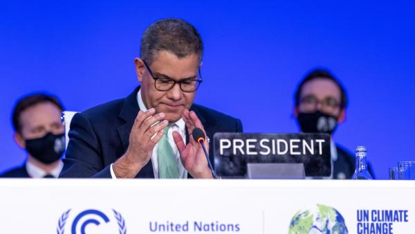 Alok Sharma, presidente da COP26, no final do evento. Foto de ROBERT PERRY/EPA/Lusa.
