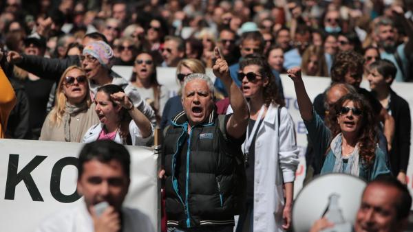 Manifestação em Atenas durante uma jornada de greve em abril do ano passado. Foto de GEORGE VITSARAS/EPA/Lusa.