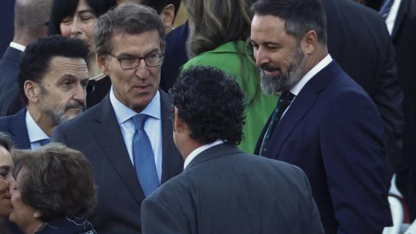 Abascal e Feijóo na parada militar do dia de Espanha. Foto de RODRIGO JIMENEZ/EPA/Lusa.