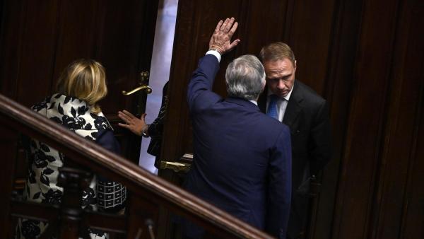 Ministro italiano dos Negócios Estrangeiros, Antonio Tajani, de costas, com Francesco Lollobrigida, ministro da Agricultura, durante a votação de um voto de confiança ao novo governo em outubro de 2022. Foto de Riccardo Antimiani/EPA