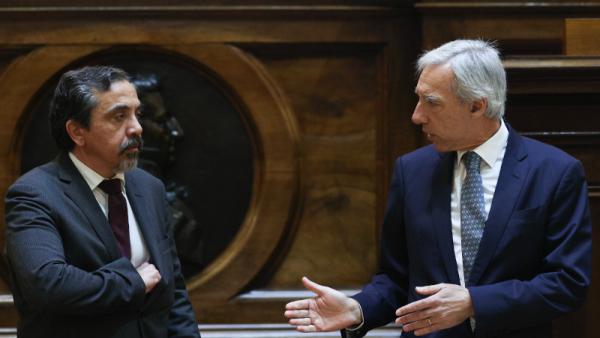 O anterior ministro da Defesa Nacional e atual ministro dos Negócios Estrangeiros, João Gomes Cravinho (D), conversa com o antigo secretário de Estado da Defesa Nacional, Marco Capitão Ferreira,