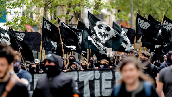 Manifestação da extrema-direita este sábado em Paris. Foto de EPA/STR/Lusa.