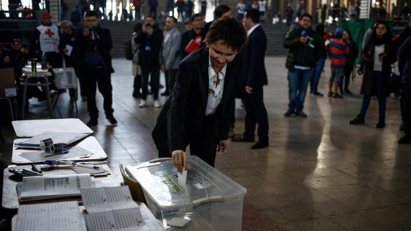 Eleitora a votar este domingo no Chile para o Conselho Constitucional. Foto de AILEN DIAZ/EPA/Lusa.