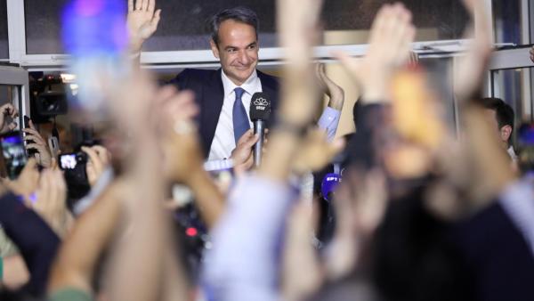 Kyriakos Mitsotakis, líder da Nova Democracia, celebra o resultado eleitoral deste domingo. Foto de GEORGE VITSARAS/EPA/Lusa.
