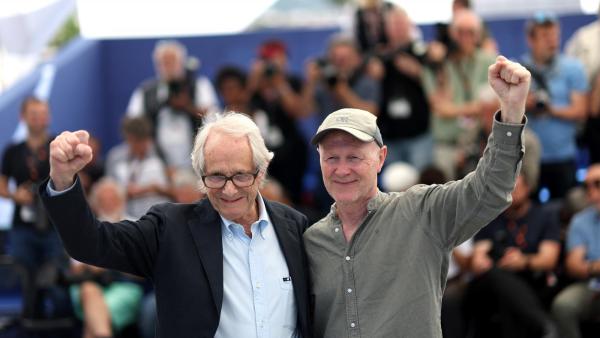 Ken Loach com Paul Laverty, o argumentista de muitos dos seus filmes. Foto de MOHAMMED BADRA/EPA/Lusa.