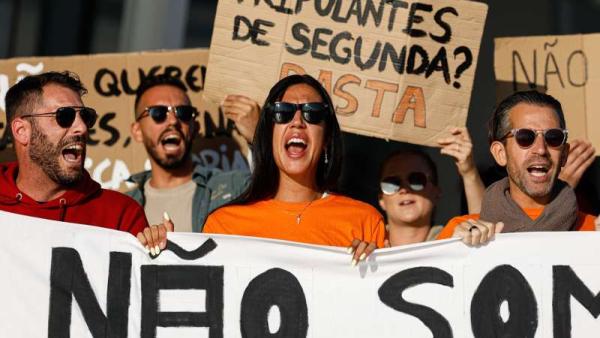 Concentração de tripulantes da EasyJet esta terça-feira junto ao aeroporto de Faro.
