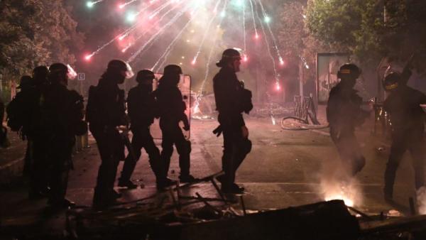 Imagem da noite de protestos em Nanterre
