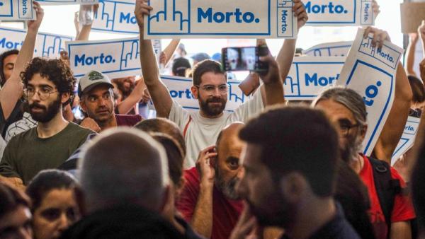 Músicos protestaram na terça-feira quando se viram impedidos de entrar no STOP