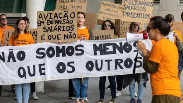 Tripulantes da EasyJet protestaram na sexta-feira junto ao aeroporto Francisco Sá Carneiro, no Porto.