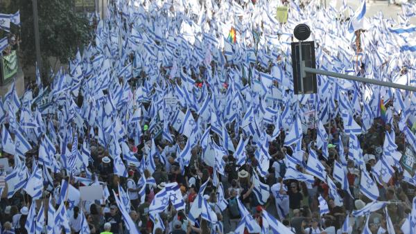 Manifestantes contra a reforma do poder judicial este sábado em Jerusalém. Foto de ABIR SULTAN/EPA/Lusa.