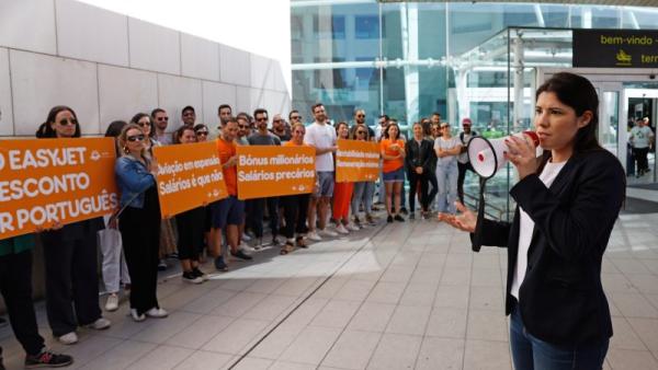 Mariana Mortágua com os tripulantes da EasyJet em greve no terminal 1 do Aeroporto de Lisboa