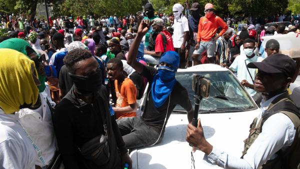 Manifestação contra a violência dos gangues no Haiti. Foto de Johnson Sabin/EPA/Lusa.