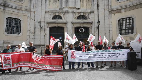 Os vigilantes da Natureza concentraram-se em frente ao Ministério do Ambiente. Foto de ANTÓNIO PEDRO SANTOS/LUSA.