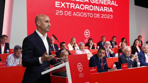 Rubiales na assembleia geral. Foto de EIDAN RUBIO/RFEF/Lusa.