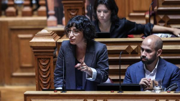 Isabel Pires no plenário da Assembleia República.