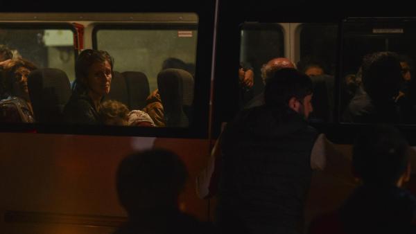 Civis arménios provenientes de Nagorno-Karabakh esperam num autocarro perto de um centro de registo da Cruz Vermelha, em Goris, na Arménia. Foto de NAREK ALEKSANYAN EPA-EFE/Lusa,