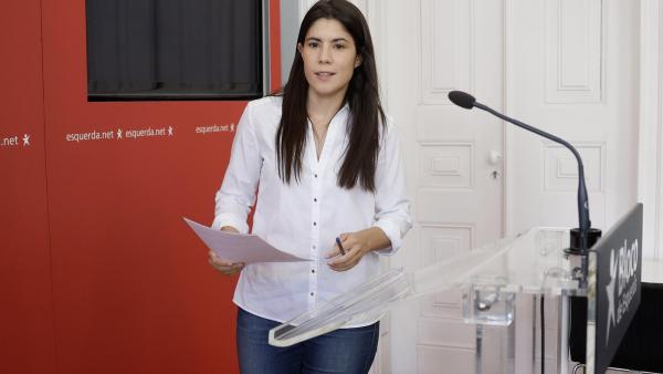 Mariana Mortágua antes da conferência de imprensa sobre o Orçamento do Estado. Foto de ANTÓNIO PEDRO SANTOS/LUSA.