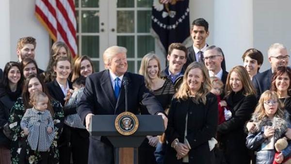 Donald Trump enquanto enviava uma mensagem de vídeo à marcha pela penalização do aborto de 2018.
