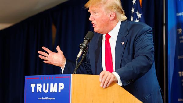 Donald Trump num comício em Laconia, NH, julho de 2015 – Foto de Michael Vadon/wikipedia