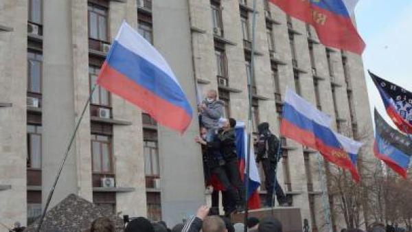 Manifestantes pró-russos em Donetsk. Foto de Andrew Butko, creative commons.