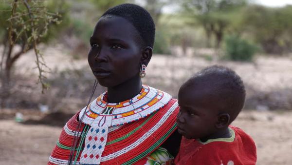 Mulher Samburu no norte do Quénia. Um dos seus familiares foi morto enquanto pastava os animais perto de uma área de conservação do NRT, supostamente pelos guardas florestais do NRT. Foto de Fiore Longo/Survival