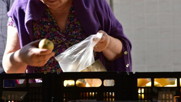 escolher fruta no mercado
