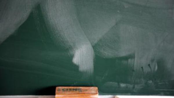 O decréscimo no número de funcionários contratados nos últimos anos aconteceu a par do encerramento de centenas de escolas.